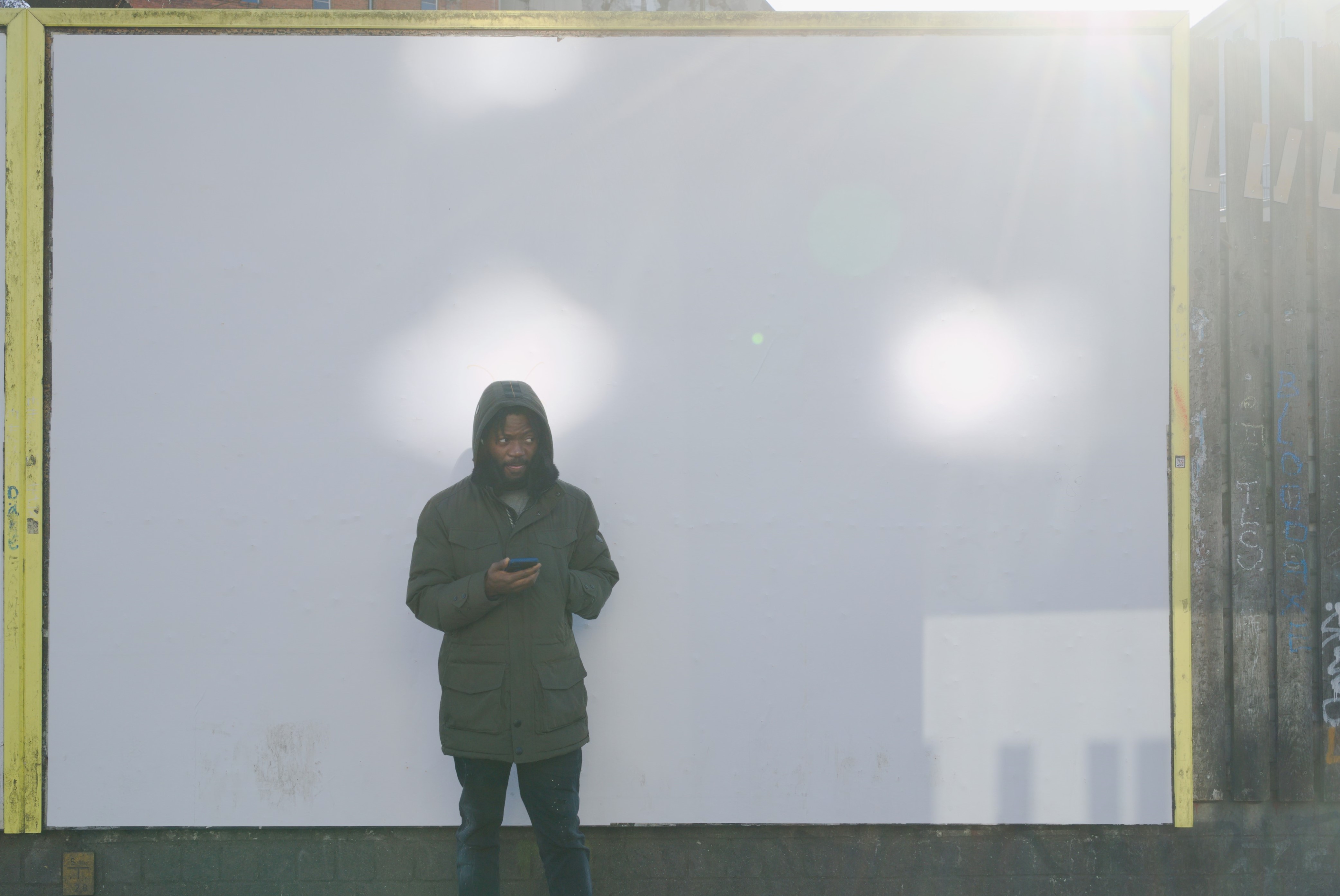Carteles publicitarios en blanco iluminado por haces de luz. Serie 'el soporte' de Ibán Ojea: fotografía conceptual en Berlín.
