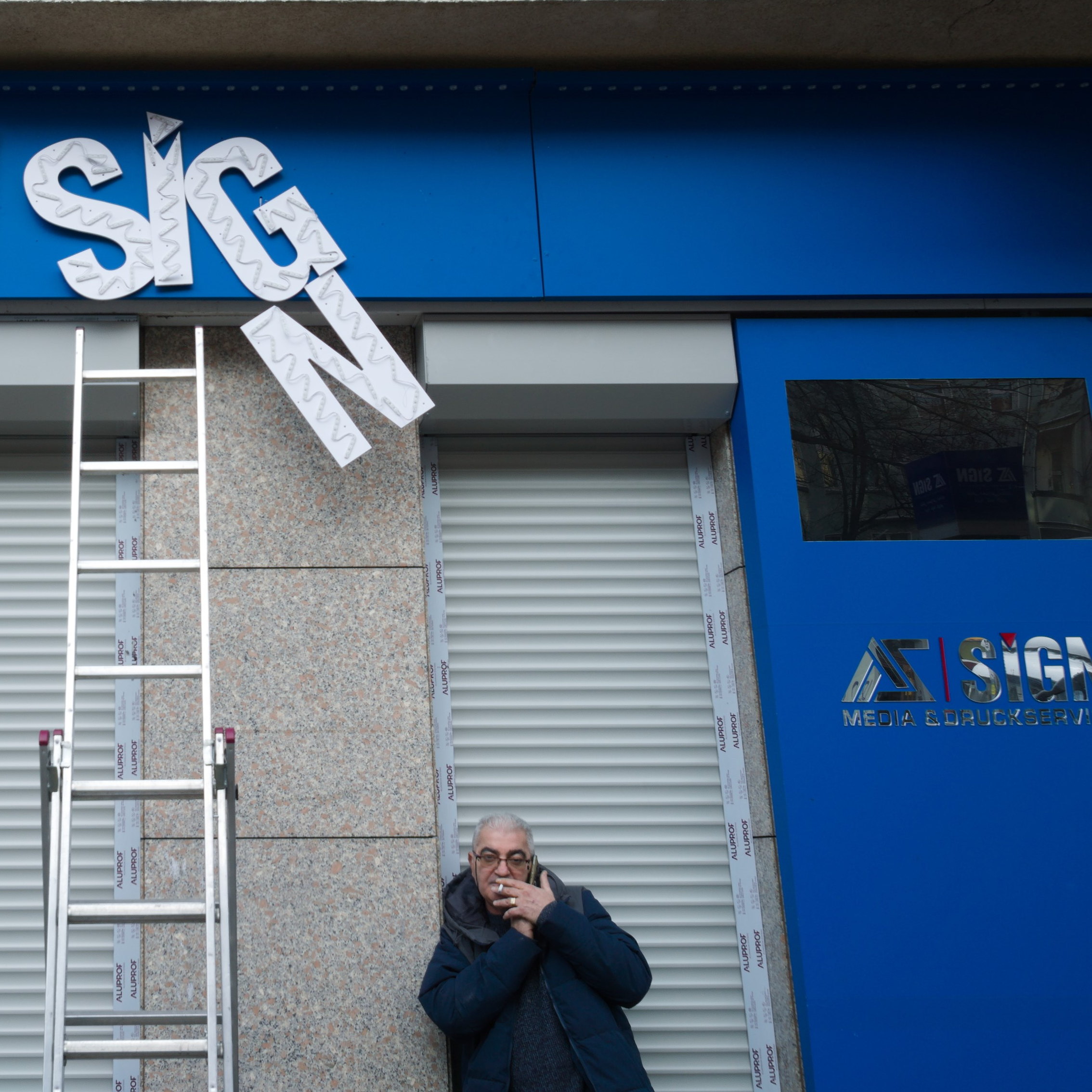 La palabra 'sign' está descompuesta en una fachada en construcción. Serie 'el soporte' de Ibán Ojea.