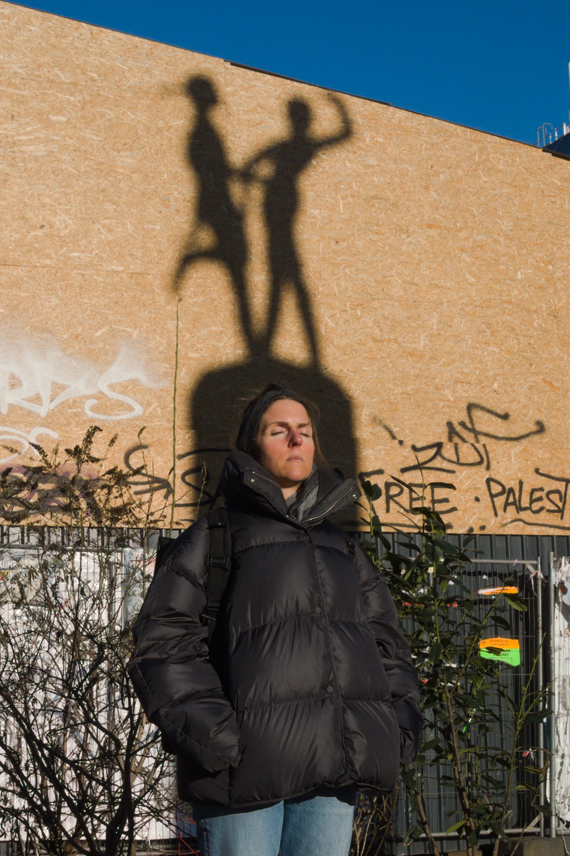 Mujer expuesta al sol. Serie 'el soporte', fotografía de Ibán Ojea. Berlín.