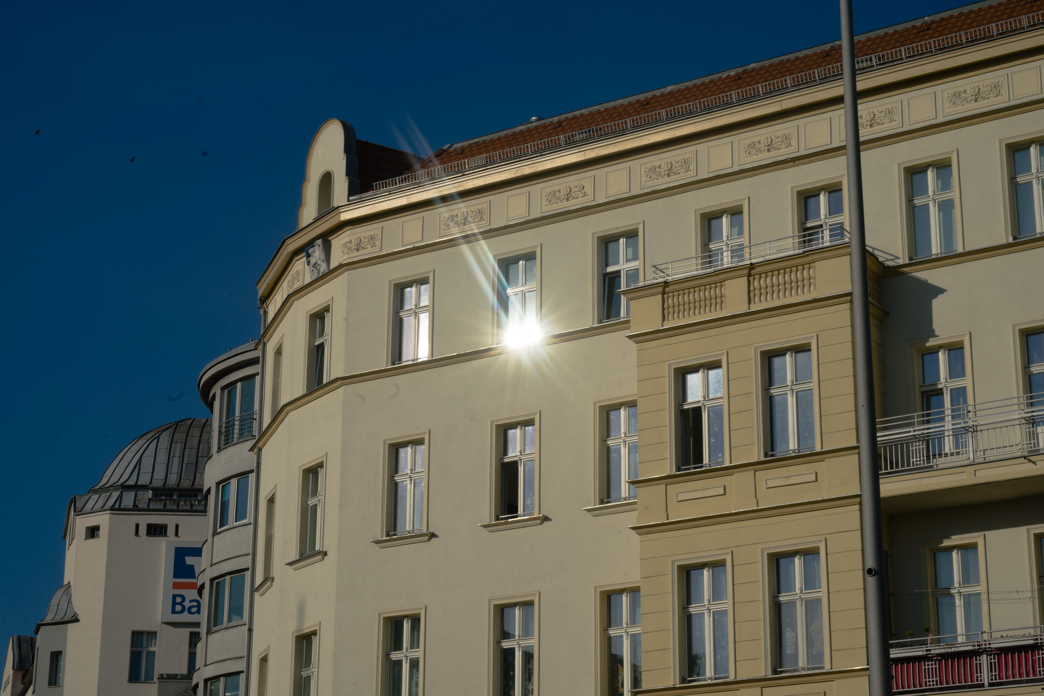 La luz del sol rebota en ventanas de edificios. Berlín-Neukölln. De la serie 'el soporte' por Ibán Ojea.