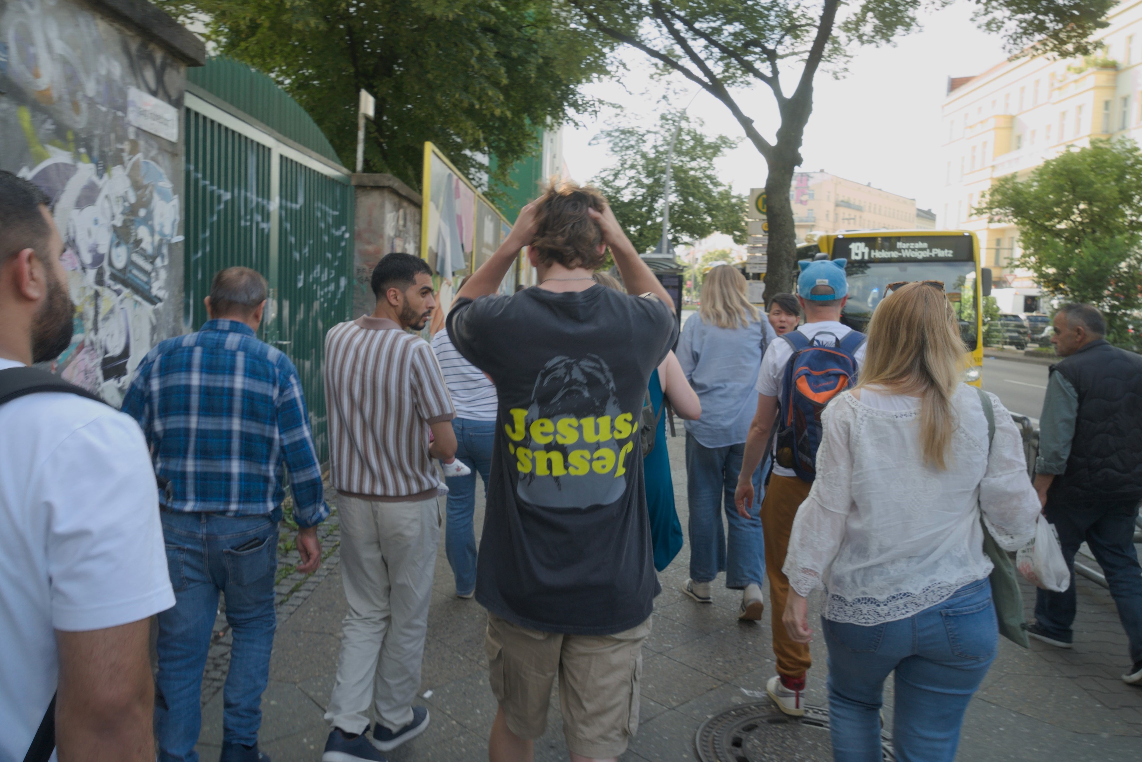 Un joven con una camiseta 'Jesus' se lleva las manos a la cabeza. Berlín-Neukölln. Serie 'el soporte' de Ibán Ojea.