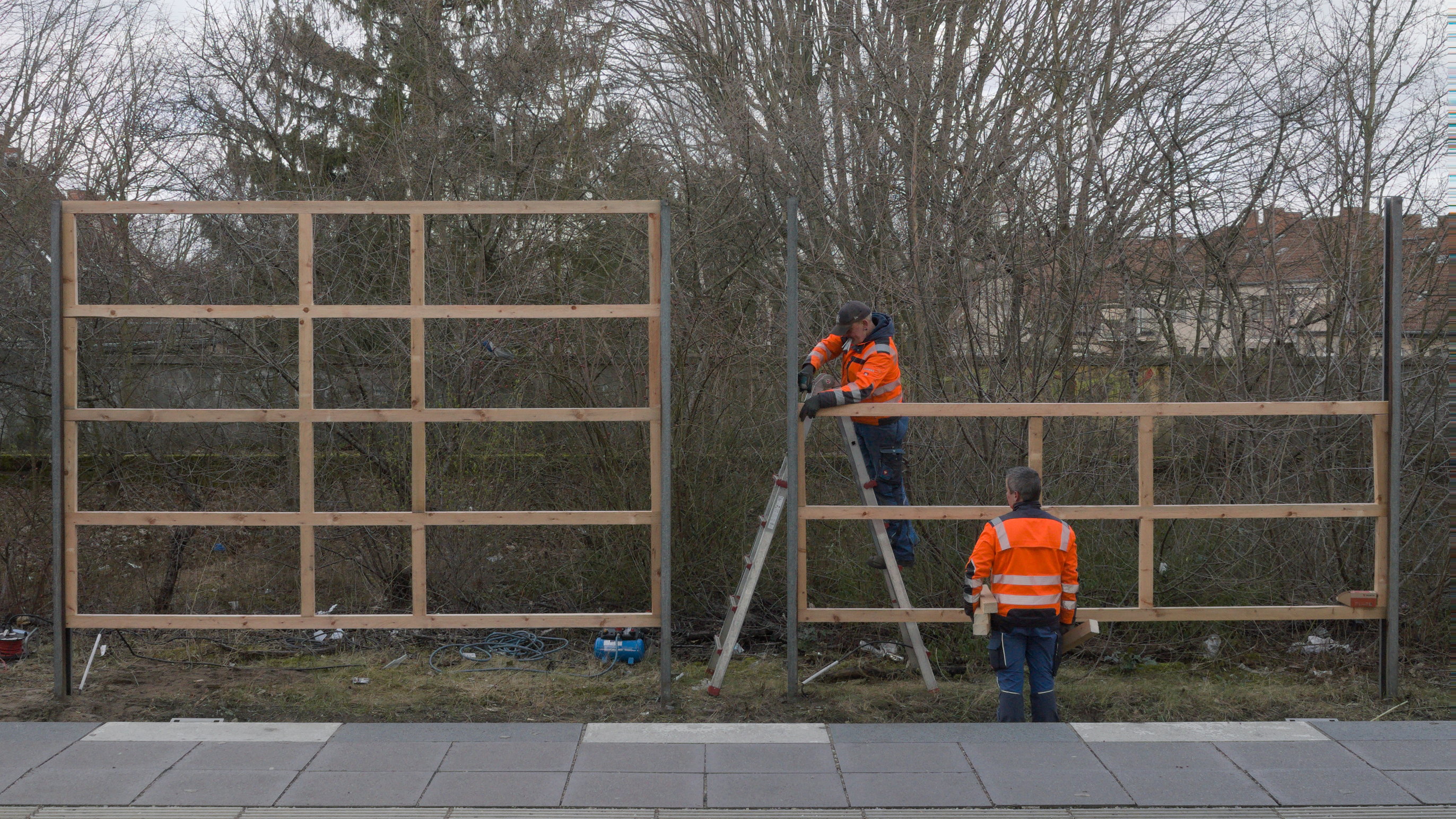 Unos operarios construyen la estructura donde en un futuro veremos carteles publicitarios. Serie 'el soporte', fotografía de Ibán Ojea en Berlín.