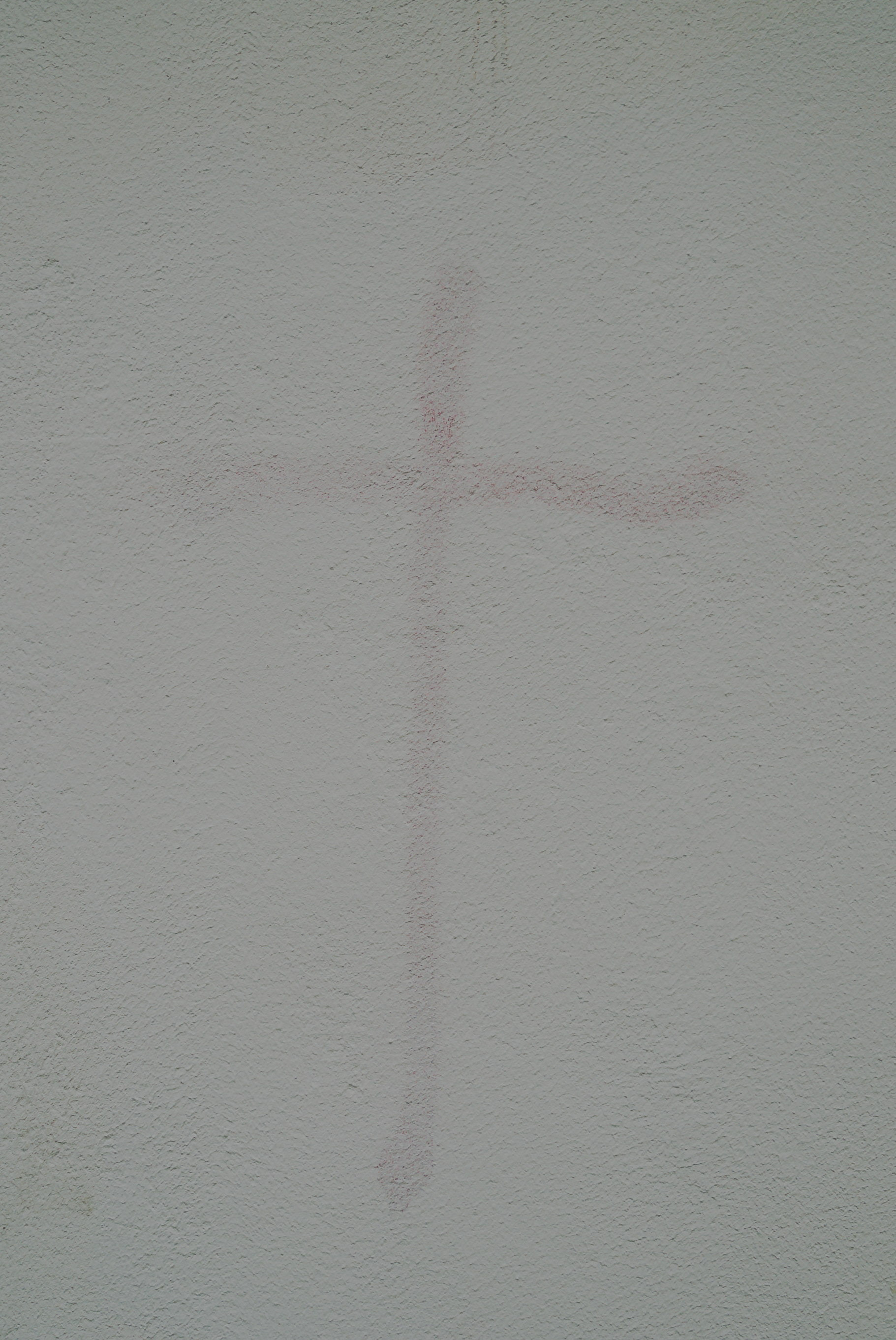 Se sigue viendo una cruz tras una capa de pintura blanca que la ha intentado borrar. Berlín. Serie 'el soporte' de Ibán Ojea.