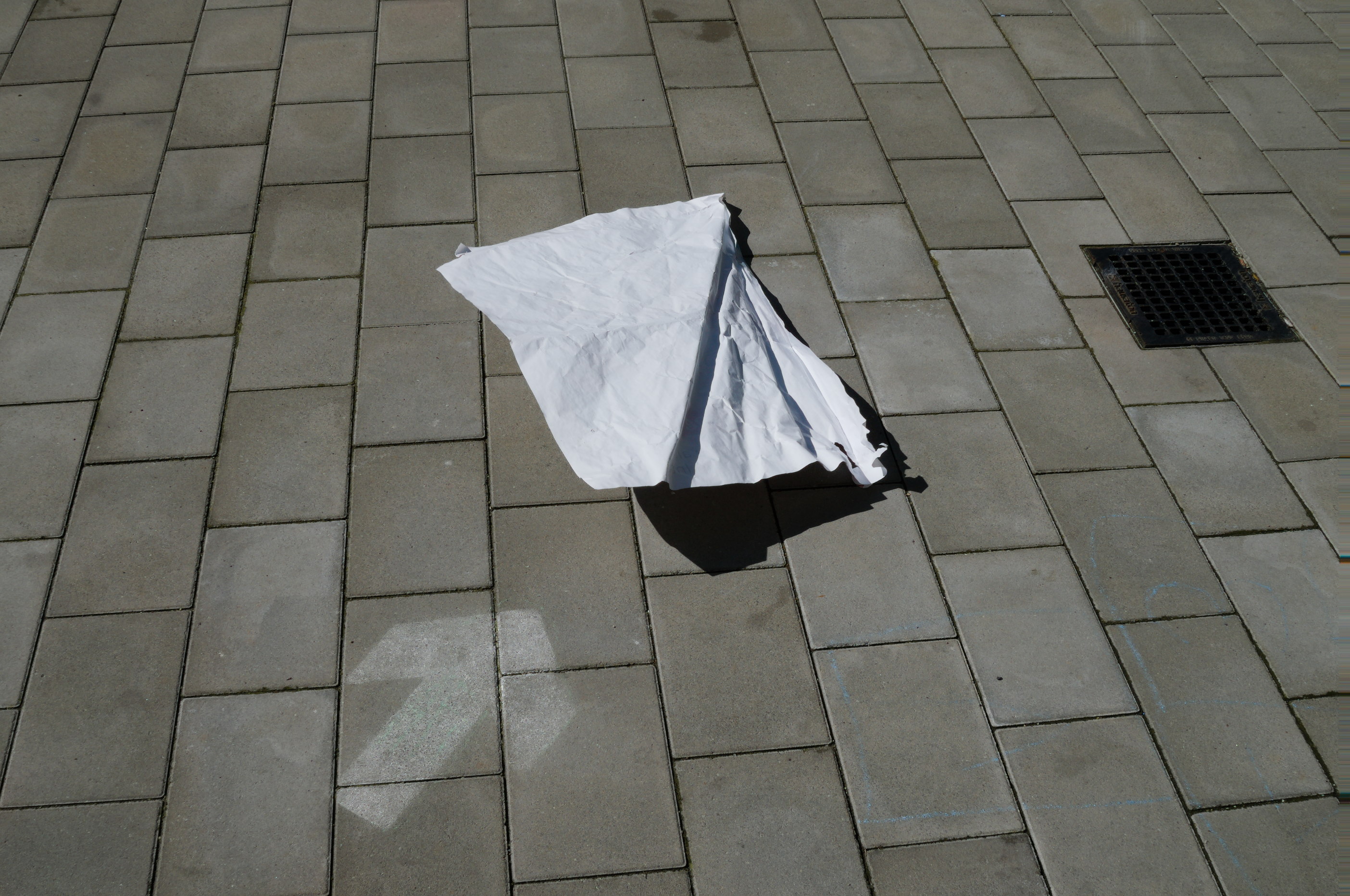 Un cartel, del que sólo vemos su parte de atrás, llevado por el viento. Documentalismo subjetivo en Berlín-Neukölln. Serie 'el soporte', fotografía de Ibán Ojea.