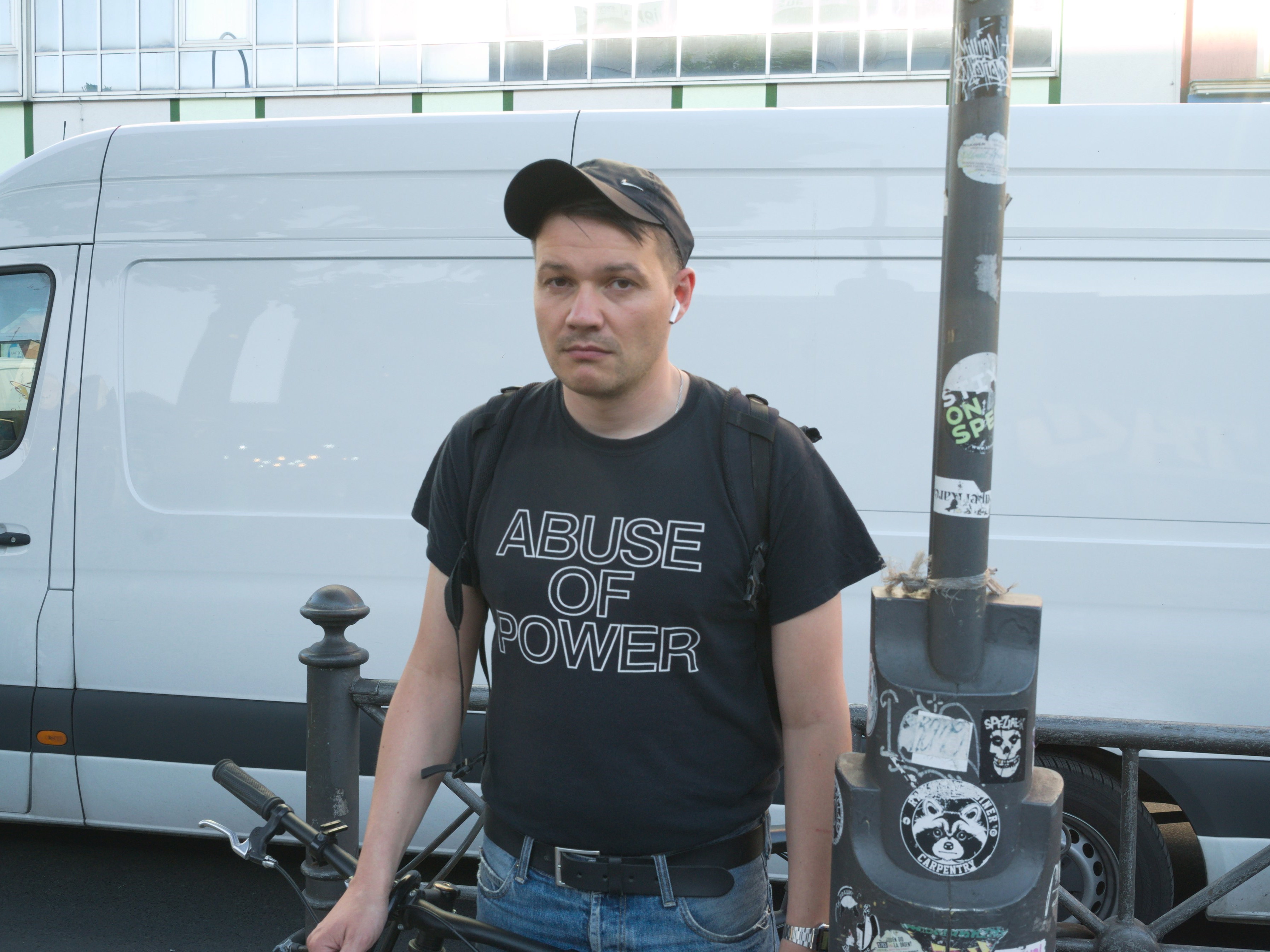 Un tipo con una camiseta que pone'Abuse of power' posa para ser fotografiado. Serie 'el soporte', fotografía de Ibán Ojea.