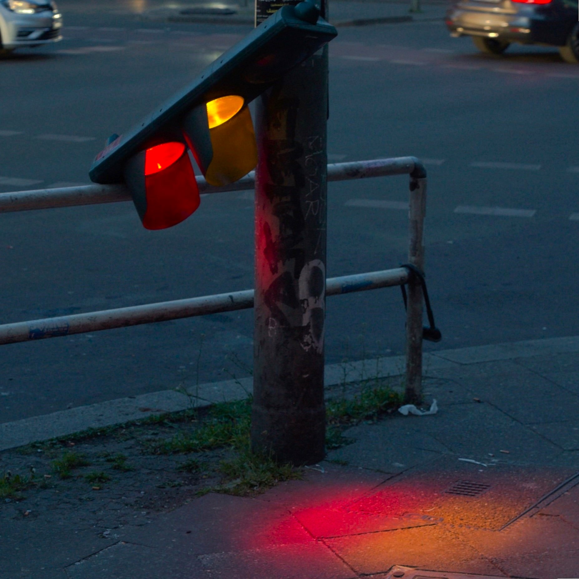 Un semáforo roto emite luz para nadie. Serie 'el soporte', fotografía de Ibán Ojea.