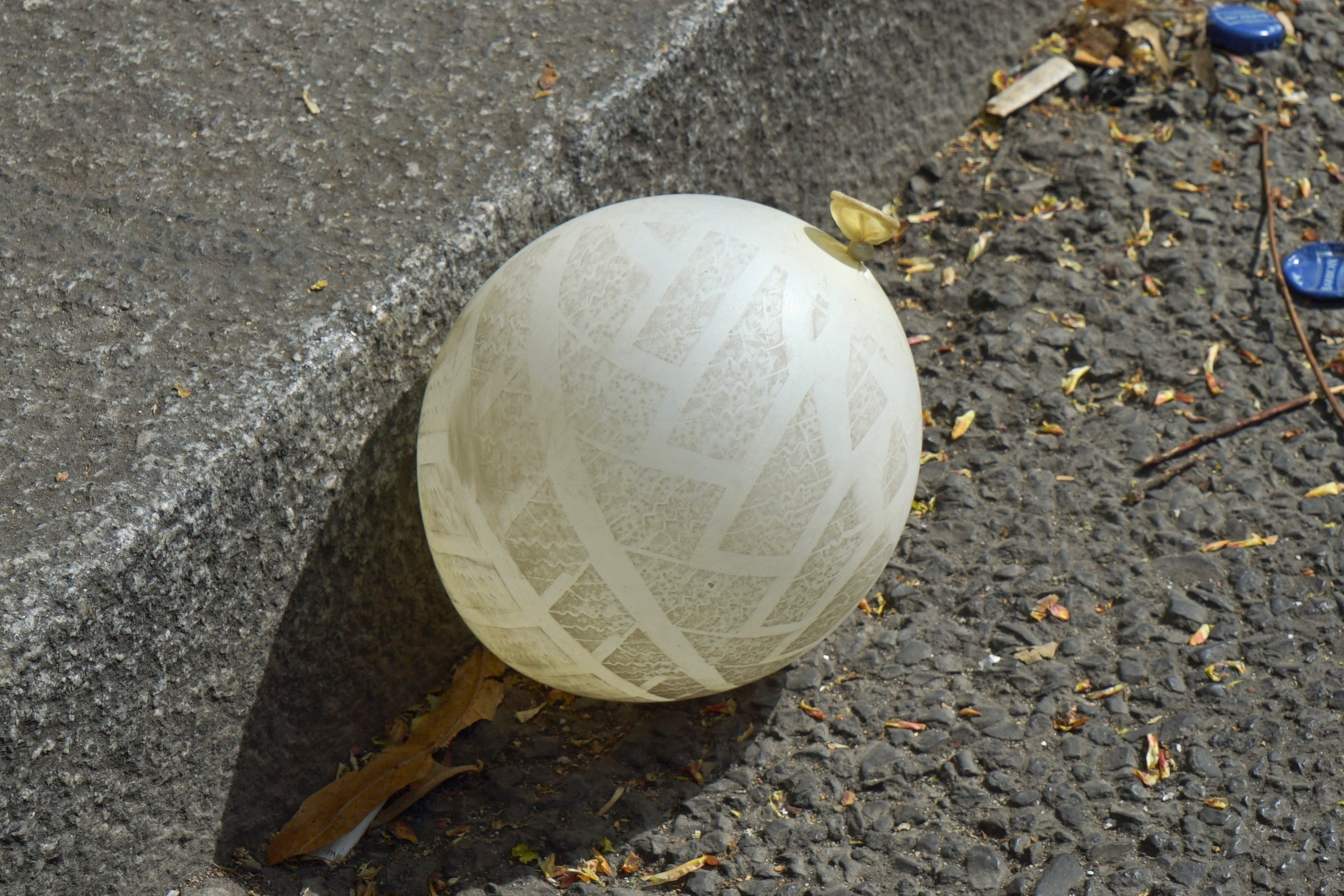 Un globo soporta la pisada del neumático de un coche. Fotografía de la serie 'el soporte' por Ibán Ojea.
